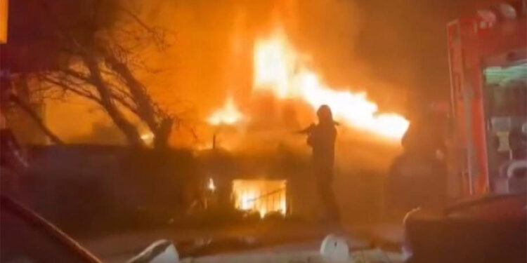 Ataşehir'de gecekondu yangında kül oldu