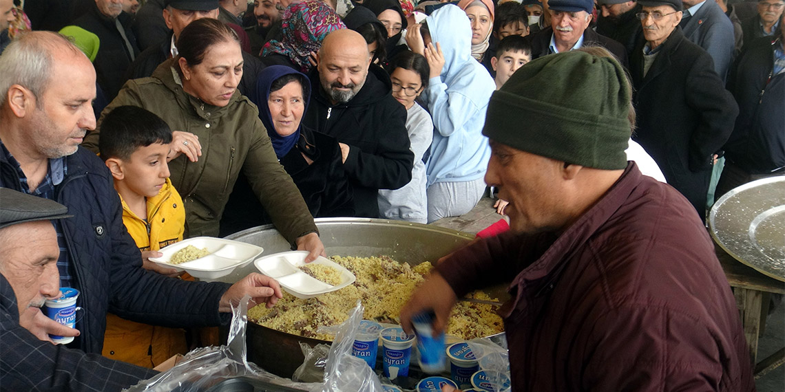 Avcılar Yeşilkent mahallesinin 40 yıldır devam eden imar planı sorunu çözüldü. Haberi alan mahalle sakinleri kurban kestirdi; bin 200 kişiye yemek ikramında bulunuldu.
