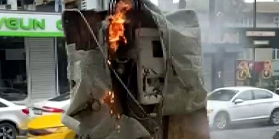 Avcılar'da elektrik panosunda peş peşe patlama