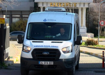 Avcılar'da çöp evde cesedi bulunan öğretmenin cenazesi Adli Tıp'tan alındı