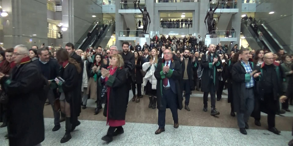 İstanbul Barosu Başkanı Avukat Filiz Saraç, "Anayasa'da yer alan 'hukuk devleti' ilkesi hepimizin güvencesidir. Avukatlar olarak şunu çok iyi biliyoruz ki bir ülkede “hukuk güvenliği" ortadan kalktığında, yurttaşların tüm temel hakları tehlikededir" dedi.