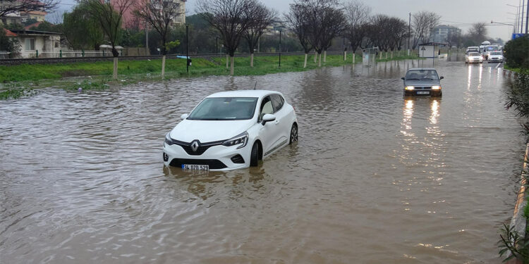 Aydın'da sokaklar göle döndü, sürücüler zor anlar yaşadı