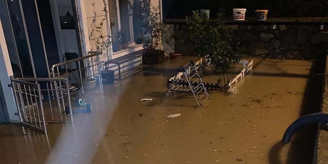 Ayvalık'ta sağanak; evleri su bastı