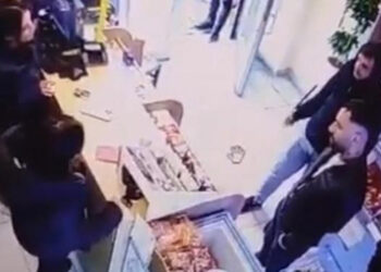 Bağcılar'da tekel bayisine silahla ateş açtı