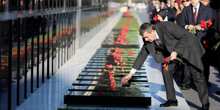 Bakan Tekin, Bakü Şehitler Hıyabanı'nı ziyaret etti