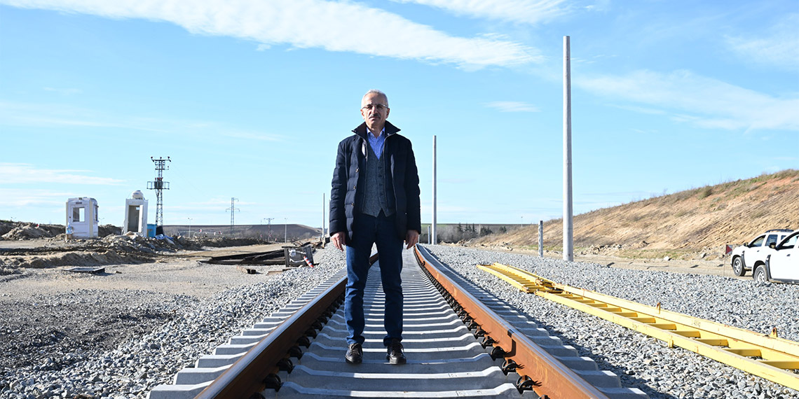 Ulaştırma ve Altyapı Bakanı Abdulkadir Uraloğlu, "Çerkezköy-Kapıkule hızlı tren hattını 2025 yılı sonuna kadar bitirmeyi planlıyoruz" dedi.