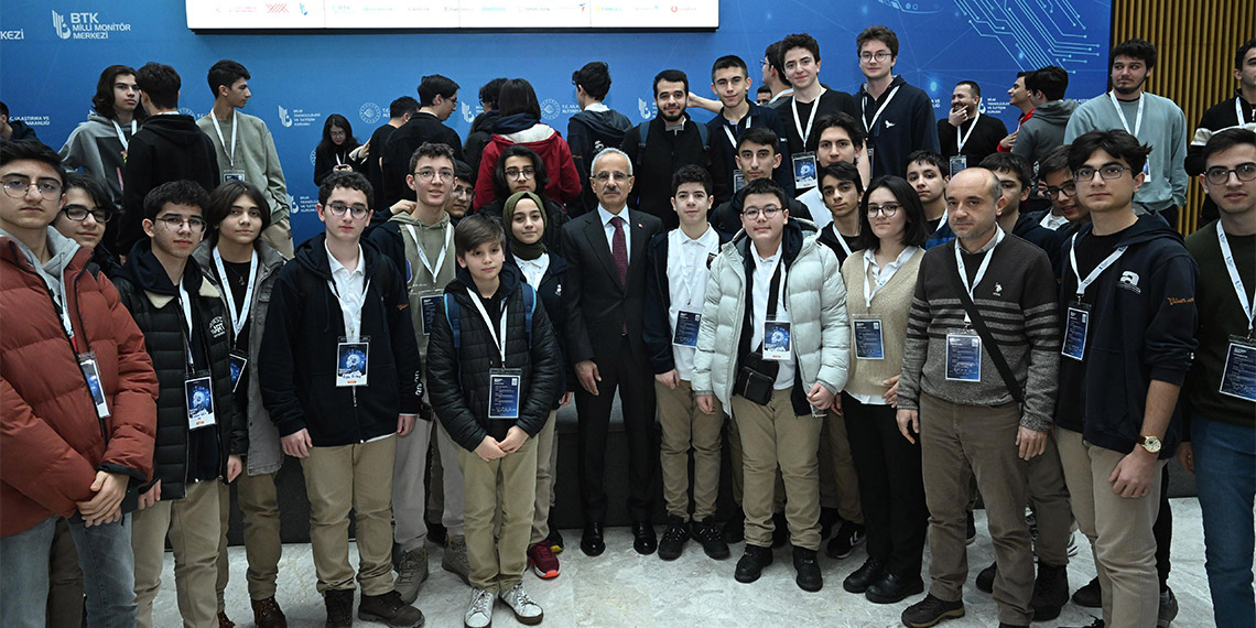 Ulaştırma ve Altyapı Bakanı Abdulkadir Uraloğlu, "Her şeyin birbiriyle iletişim halinde olacağı bağlantılı dünyanın yakıtı veri, motoru yapay zeka, yolları mobil iletişim şebekeleri olacaktır. 3 sanayi devrimini kaçırdık, 4'üncüsünü kaçırmaya niyetimiz yok" dedi.