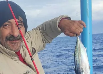 Teknede balık tutarken kalp krizi geçirdi