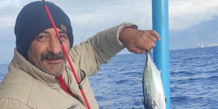 Teknede balık tutarken kalp krizi geçirdi