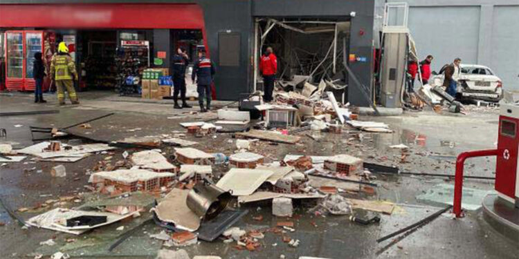 Balıkesir'de akaryakıt istasyonunda patlama