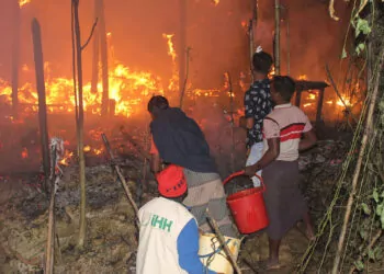 Bangladeş'teki mülteci kampında yangın