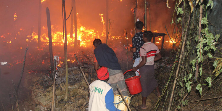 Bangladeş'teki mülteci kampında yangın