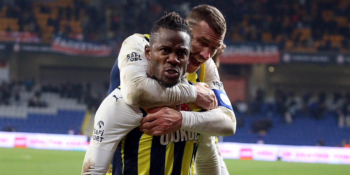 Fenerbahçe Kulübü Yönetim Kurulu Üyesi Selahattin Baki, "Herkes istediği gibi karşımıza dikile dursun şampiyonluk yürüyüşümüze devam edeceğiz. Camiamız dimdik ayakta, o eski kırılgan Fenerbahçe’yi bekleyenler daha çok beklerler" dedi.