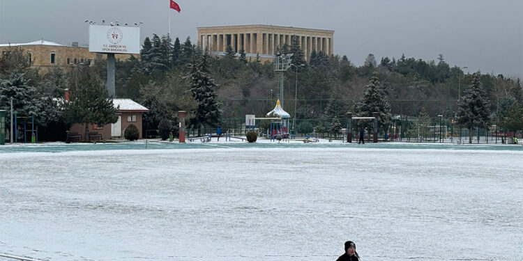 Ankara kar yağışı ile beyaz örtüyle kaplandı