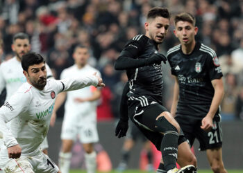Disiplinli oynayarak oyunun içinde kalmak gerekiyor