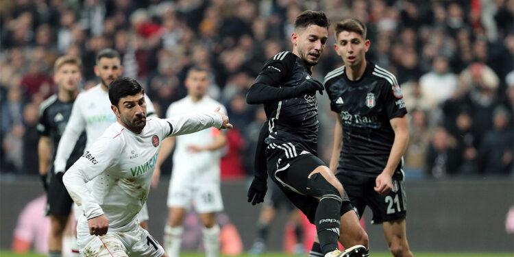 Disiplinli oynayarak oyunun içinde kalmak gerekiyor