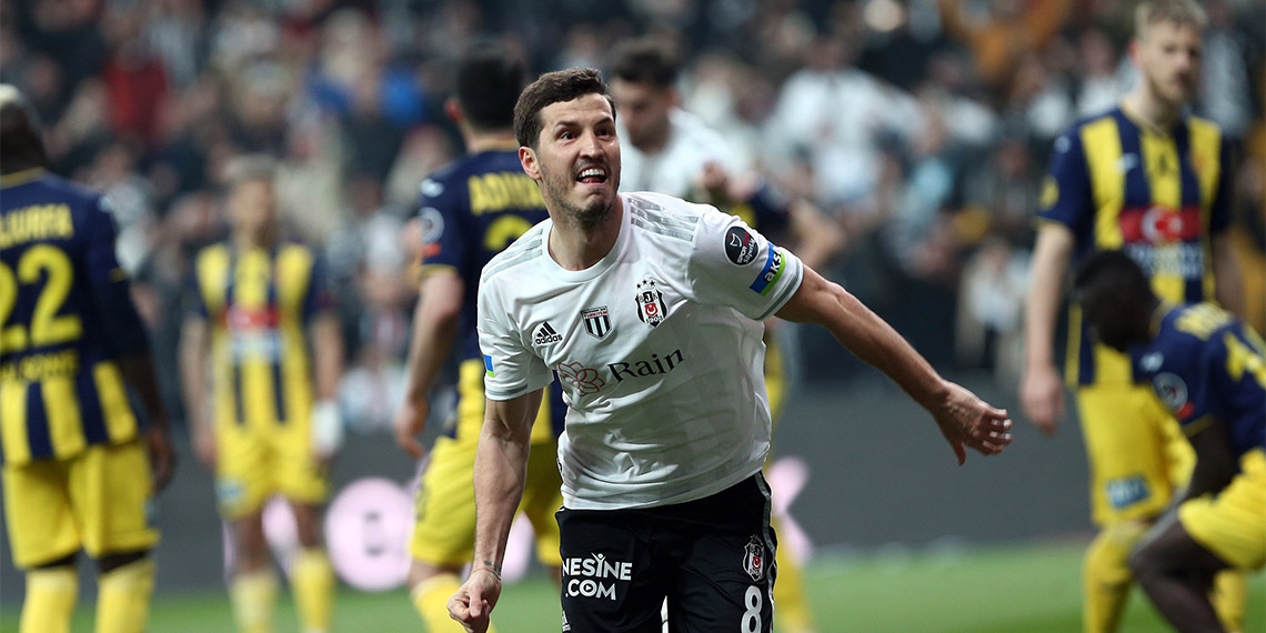 Geçtiğimiz sezonu 3 gol, 8 asistle tamamlayan Beşiktaşlı Salih Uçan, bu sezonun henüz ilk yarısında 3 gol, 5 asiste ulaştı.