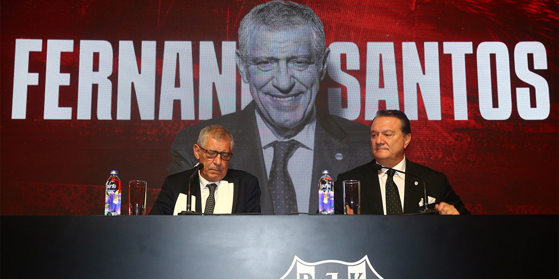 Beşiktaş'ta yeni teknik direktör Fernando Santos sözleşmeyi imzaladı, imza törenine başkan Hasan Arat ve yönetim kurulu üyeleri katıldı.