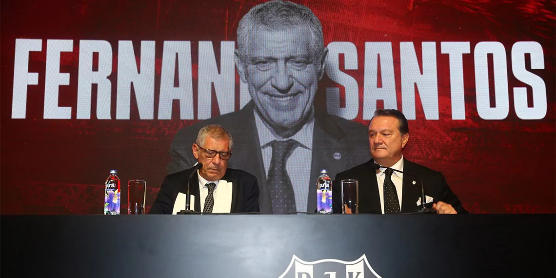 Beşiktaş'ta yeni teknik direktör fernando santos sözleşmeyi imzaladı, imza törenine başkan hasan arat ve yönetim kurulu üyeleri katıldı.