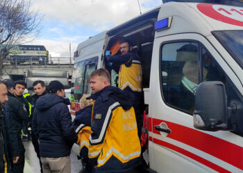 Virajı alamayan İETT otobüsü alt geçit duvarına çarptı