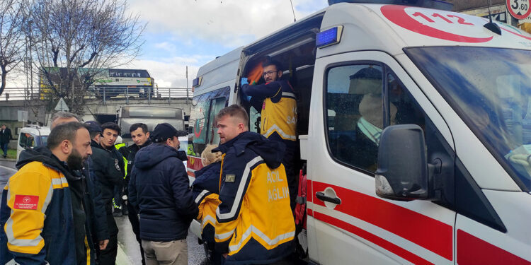 Virajı alamayan İETT otobüsü alt geçit duvarına çarptı