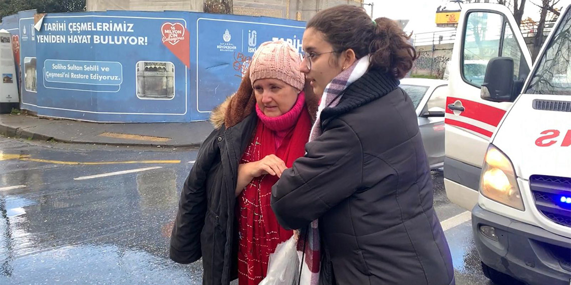 Virajı alamayan İETT otobüsü alt geçit duvarına çarptı