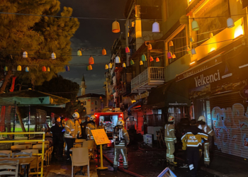 Beyoğlu'nda 4 katlı apart otelde yangın