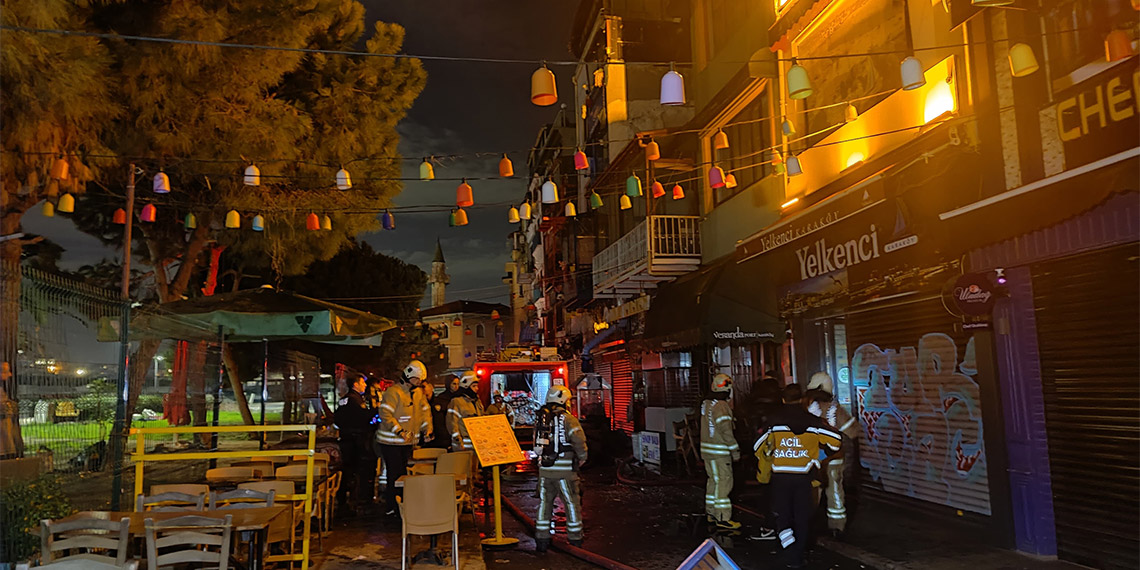 Beyoğlu'nda 4 katlı apart otelde yangın