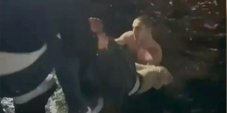 Beyoğlu'nda vapurdan denize düşen yolcu kurtarıldı