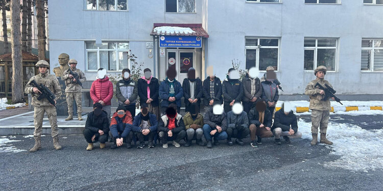 Bitlis kırsalında 18 kaçak göçmen yakalandı