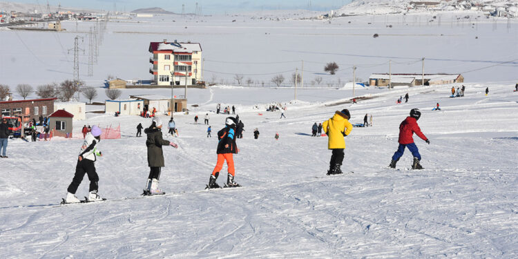 Bitlis'te kayak sezonu açıldı