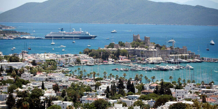 Bodrum'a 2023'te hava ve deniz yoluyla 1 milyon 375 bin yabancı turist geldi