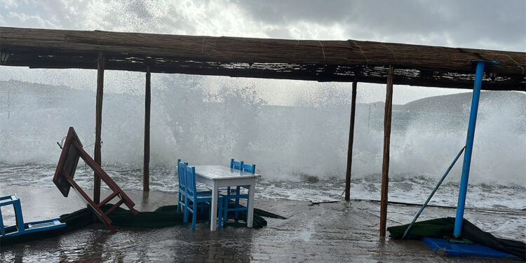 Fırtına nedeniyle 2 yelkenli tekne karaya oturdu