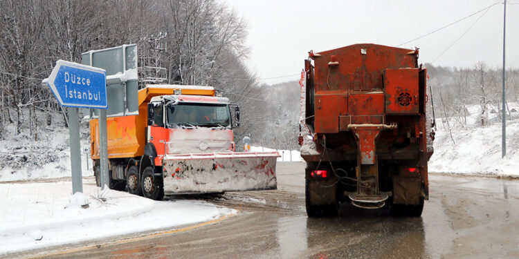 Bolu Dağı'nda kar yağışı; Kar kalınlığı 5 santimetreye ulaştı