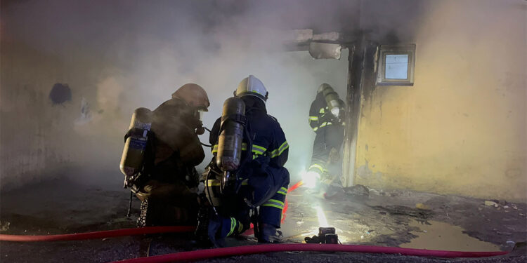 Bursa'da 4 katlı binanın bodrum katında yangın