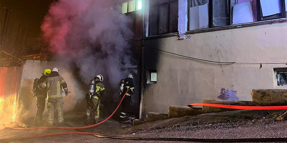 Bursa'da 4 katlı binanın bodrum katında yangın