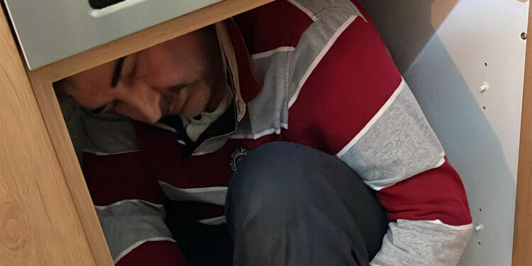 Firari FETÖ'cü mutfak dolabında saklanırken yakalandı