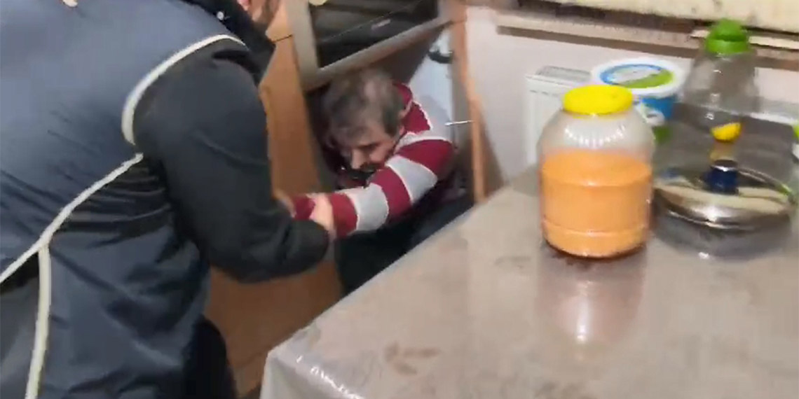 Firari FETÖ'cü mutfak dolabında saklanırken yakalandı