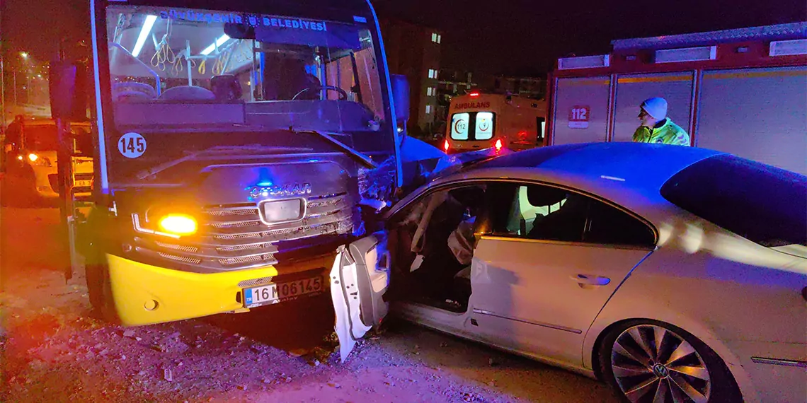 Bursa'da özel halk otobüsü ile otomobil kafa kafaya çarpıştı