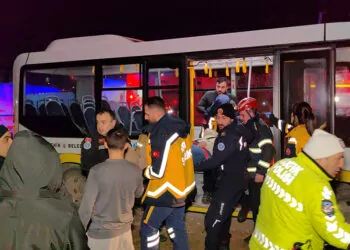 Bursa'da özel halk otobüsü ile otomobil kafa kafaya çarpıştı