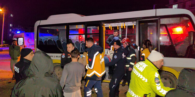 Bursa'da özel halk otobüsü ile otomobil kafa kafaya çarpıştı