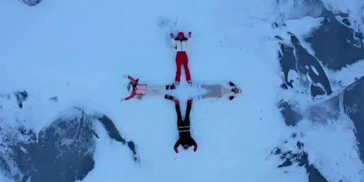 Çıldır Gölü'nün yüzeyi buz tuttu