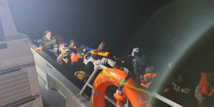 Çanakkale açıklarında lastik botlarda 169 kaçak göçmen yakalandı