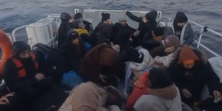 Türk kara sularına geri itilen 34 kaçak göçmen kurtarıldı