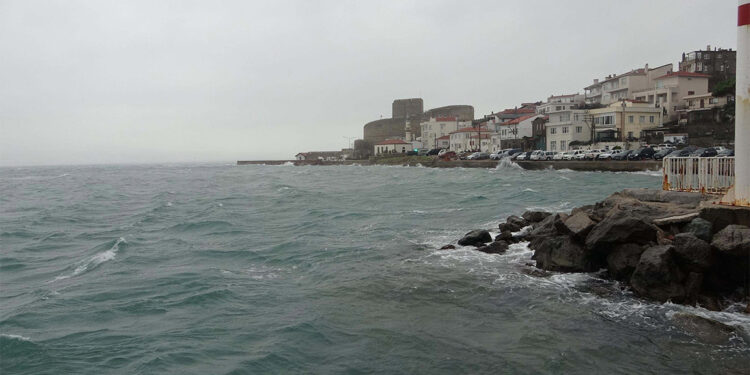 Boğaz trafiği çift yönlü geçici olarak durduruldu
