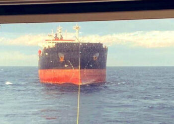 Çanakkale'de makine arızası yapan ve sürüklenen tanker kurtarıldı