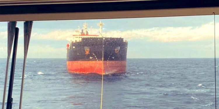 Çanakkale'de makine arızası yapan ve sürüklenen tanker kurtarıldı