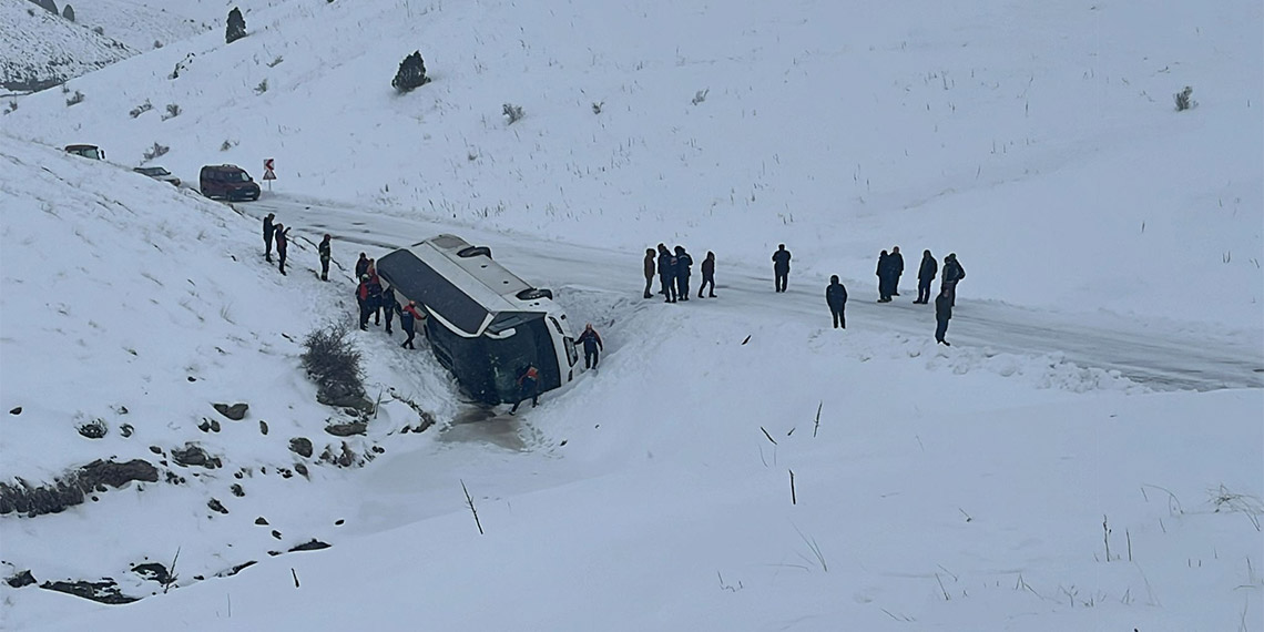 Cenazeden dönenleri taşıyan yolcu otobüsü devrildi, 14 kişi yaralandı