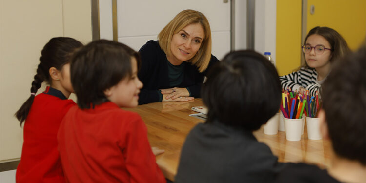 Ceyda Düvenci depremzede çocuklar için kitap okudu