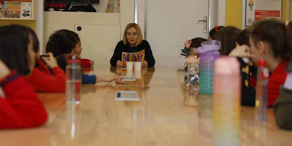 Ceyda Düvenci depremzede çocuklar için kitap okudu